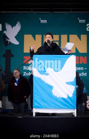 Sahra Wagenknecht - Friedensdemo Nein zu Kriegen DEU, Deutschland, Germany, Berlin, 25.11.2023 Rede von Sahra Wagenknecht , Mitglied des Deutschen Bundestages und ehemals die Partei die linke und nun Buendnis BSW , auf der Demonstration der deutschen Friedensbewegung unter dem Motto Nein zu Kriegen Ruestungswahnsinn stoppen Zukunft friedlich und gerecht gestalten die Waffen nieder für Frieden und eine soziale Friedenspolitik am Brandenburger Tor in Berlin Deutschland . Der Protest fordert einen Waffenstillstand in Gaza , Friedensverhandlungen und Ende der Sanktionen gegen Russland , Ende de Stockfoto