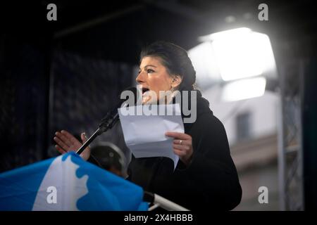 Sahra Wagenknecht - Friedensdemo Nein zu Kriegen DEU, Deutschland, Germany, Berlin, 25.11.2023 Rede von Sahra Wagenknecht , Mitglied des Deutschen Bundestages und ehemals die Partei die linke und nun Buendnis BSW , auf der Demonstration der deutschen Friedensbewegung unter dem Motto Nein zu Kriegen Ruestungswahnsinn stoppen Zukunft friedlich und gerecht gestalten die Waffen nieder für Frieden und eine soziale Friedenspolitik am Brandenburger Tor in Berlin Deutschland . Der Protest fordert einen Waffenstillstand in Gaza , Friedensverhandlungen und Ende der Sanktionen gegen Russland , Ende de Stockfoto