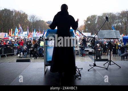 Sahra Wagenknecht - Friedensdemo Nein zu Kriegen DEU, Deutschland, Deutschland, Berlin, 25.11.2023 von hinten fotografiert: Rede von Sahra Wagenknecht , Mitglied des Deutschen Bundestages und ehemals die Partei die linke und nun Buendnis BSW , auf der Demonstration der deutschen Friedensbewegung unter dem Motto Nein zu Kriegen Ruestungswahnsinn stoppen Zukunft friedlich und gerecht gestalten die Waffen nieder für Frieden und eine soziale Friedenspolitik am Brandenburger Tor in Berlin Deutschland . Der Protest fordert einen Waffenstillstand in Gaza , Friedensverhandlungen und Ende der Sanktionen Stockfoto