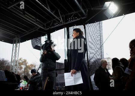 Sahra Wagenknecht - Friedensdemo Nein zu Kriegen DEU, Deutschland, Deutschland, Berlin, 25.11.2023 Sahra Wagenknecht , Mitglied des Deutschen Bundestages und ehemals die Partei die linke und nun Buendnis BSW , auf der Demonstration der deutschen Friedensbewegung unter dem Motto Nein zu Kriegen Ruestungswahnsinn stoppen Zukunft friedlich und gerecht gestalten die Waffen nieder für Frieden und eine soziale Friedenspolitik am Brandenburger Tor in Berlin Deutschland . Der Protest fordert einen Waffenstillstand in Gaza , Friedensverhandlungen und Ende der Sanktionen gegen Russland , Ende der Waffenl Stockfoto