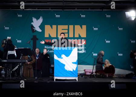 Sahra Wagenknecht - Friedensdemo Nein zu Kriegen DEU, Deutschland, Germany, Berlin, 25.11.2023 Rede von Sahra Wagenknecht , Mitglied des Deutschen Bundestages und ehemals die Partei die linke und nun Buendnis BSW , auf der Demonstration der deutschen Friedensbewegung unter dem Motto Nein zu Kriegen Ruestungswahnsinn stoppen Zukunft friedlich und gerecht gestalten die Waffen nieder für Frieden und eine soziale Friedenspolitik am Brandenburger Tor in Berlin Deutschland . Der Protest fordert einen Waffenstillstand in Gaza , Friedensverhandlungen und Ende der Sanktionen gegen Russland , Ende de Stockfoto