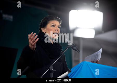 Sahra Wagenknecht - Friedensdemo Nein zu Kriegen DEU, Deutschland, Germany, Berlin, 25.11.2023 Rede von Sahra Wagenknecht , Mitglied des Deutschen Bundestages und ehemals die Partei die linke und nun Buendnis BSW , auf der Demonstration der deutschen Friedensbewegung unter dem Motto Nein zu Kriegen Ruestungswahnsinn stoppen Zukunft friedlich und gerecht gestalten die Waffen nieder für Frieden und eine soziale Friedenspolitik am Brandenburger Tor in Berlin Deutschland . Der Protest fordert einen Waffenstillstand in Gaza , Friedensverhandlungen und Ende der Sanktionen gegen Russland , Ende de Stockfoto