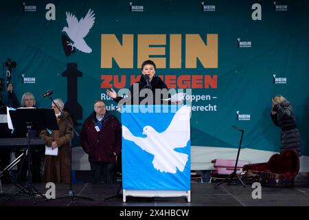 Sahra Wagenknecht - Friedensdemo Nein zu Kriegen DEU, Deutschland, Germany, Berlin, 25.11.2023 Rede von Sahra Wagenknecht , Mitglied des Deutschen Bundestages und ehemals die Partei die linke und nun Buendnis BSW , auf der Demonstration der deutschen Friedensbewegung unter dem Motto Nein zu Kriegen Ruestungswahnsinn stoppen Zukunft friedlich und gerecht gestalten die Waffen nieder für Frieden und eine soziale Friedenspolitik am Brandenburger Tor in Berlin Deutschland . Der Protest fordert einen Waffenstillstand in Gaza , Friedensverhandlungen und Ende der Sanktionen gegen Russland , Ende de Stockfoto