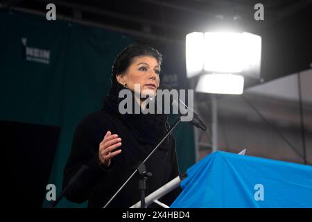 Sahra Wagenknecht - Friedensdemo Nein zu Kriegen DEU, Deutschland, Germany, Berlin, 25.11.2023 Rede von Sahra Wagenknecht , Mitglied des Deutschen Bundestages und ehemals die Partei die linke und nun Buendnis BSW , auf der Demonstration der deutschen Friedensbewegung unter dem Motto Nein zu Kriegen Ruestungswahnsinn stoppen Zukunft friedlich und gerecht gestalten die Waffen nieder für Frieden und eine soziale Friedenspolitik am Brandenburger Tor in Berlin Deutschland . Der Protest fordert einen Waffenstillstand in Gaza , Friedensverhandlungen und Ende der Sanktionen gegen Russland , Ende de Stockfoto