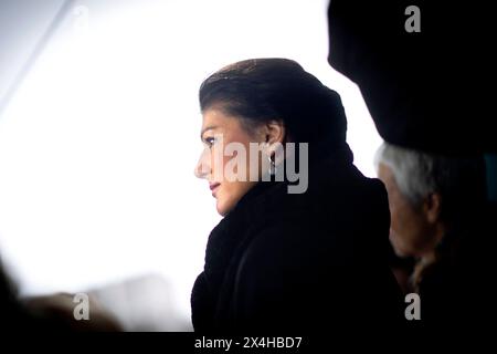 Sahra Wagenknecht - Friedensdemo Nein zu Kriegen DEU, Deutschland, Deutschland, Berlin, 25.11.2023 Sahra Wagenknecht , Mitglied des Deutschen Bundestages und ehemals die Partei die linke und nun Buendnis BSW , auf der Demonstration der deutschen Friedensbewegung unter dem Motto Nein zu Kriegen Ruestungswahnsinn stoppen Zukunft friedlich und gerecht gestalten die Waffen nieder für Frieden und eine soziale Friedenspolitik am Brandenburger Tor in Berlin Deutschland . Der Protest fordert einen Waffenstillstand in Gaza , Friedensverhandlungen und Ende der Sanktionen gegen Russland , Ende der Waffenl Stockfoto