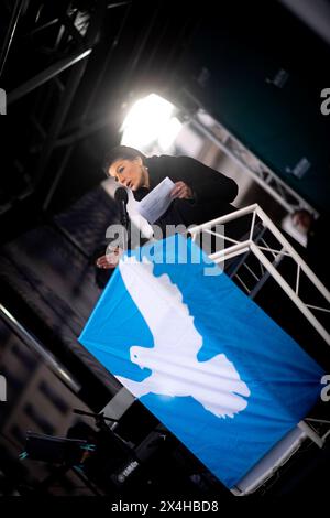 Sahra Wagenknecht - Friedensdemo Nein zu Kriegen DEU, Deutschland, Germany, Berlin, 25.11.2023 Rede von Sahra Wagenknecht , Mitglied des Deutschen Bundestages und ehemals die Partei die linke und nun Buendnis BSW , auf der Demonstration der deutschen Friedensbewegung unter dem Motto Nein zu Kriegen Ruestungswahnsinn stoppen Zukunft friedlich und gerecht gestalten die Waffen nieder für Frieden und eine soziale Friedenspolitik am Brandenburger Tor in Berlin Deutschland . Der Protest fordert einen Waffenstillstand in Gaza , Friedensverhandlungen und Ende der Sanktionen gegen Russland , Ende de Stockfoto