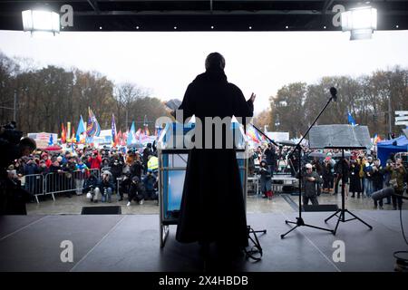 Sahra Wagenknecht - Friedensdemo Nein zu Kriegen DEU, Deutschland, Deutschland, Berlin, 25.11.2023 von hinten fotografiert: Rede von Sahra Wagenknecht , Mitglied des Deutschen Bundestages und ehemals die Partei die linke und nun Buendnis BSW , auf der Demonstration der deutschen Friedensbewegung unter dem Motto Nein zu Kriegen Ruestungswahnsinn stoppen Zukunft friedlich und gerecht gestalten die Waffen nieder für Frieden und eine soziale Friedenspolitik am Brandenburger Tor in Berlin Deutschland . Der Protest fordert einen Waffenstillstand in Gaza , Friedensverhandlungen und Ende der Sanktionen Stockfoto