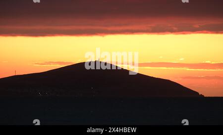 Sonnenuntergang von Bozcaada auf der Ägäischen Insel aus dem Viertel Geyikli in der Stadt Canakkale. Goldene Stunden mit Meer und Insel in Bozcaada. Stockfoto