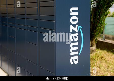 Italien - 01 Mai : Amazon locker für Kunden Self-Service am Zustellort zur Abholung von Amazon.de Paketen *** Amazon locker für Kunden Self-Service am Zustellungsort um Amazon.de Pakete abholen zu können Stockfoto