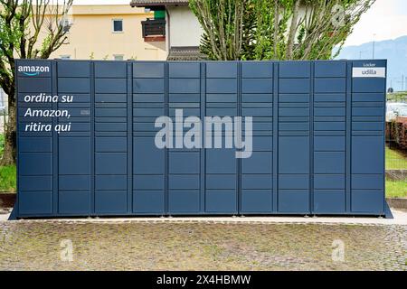 Italien - 01 Mai : Amazon locker für Kunden Self-Service am Zustellort zur Abholung von Amazon.de Paketen *** Amazon locker für Kunden Self-Service am Zustellungsort um Amazon.de Pakete abholen zu können Stockfoto