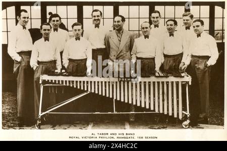 Ramsgate, Kent. 1938: Eine fotografische Postkarte mit dem Titel „Al Tabor and His Band – Royal Victoria Pavilion, Ramsgate, Saison 1938“, auf der der Bandleader Al Tabor (Alfred Taboriwsky, 1898–1983) mit Mitgliedern seiner Band vor einem Orchestervibraphon posiert. Die Postkarte wurde produziert, um ihre Konzertreihe zu bewerben, die im Sommer 1938 in der Royal Victoria Pavilion Konzerthalle auf der Harbour Parade in Ramsgate, Kent, aufgeführt wurde. Stockfoto