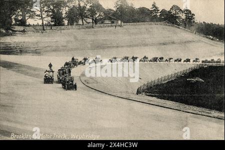 Weybridge, Surrey. 1907: Eine antike Postkarte mit dem Titel „Brooklands Motor Track, Weybridge“, die die Prozession von 43 Autos darstellt, die die Eröffnung des berühmten britischen Rennrennrennwegs Brooklands am 17. Juni 1907 markiert. Brooklands war die weltweit erste zweckgebaute Rennstrecke, die in der Nähe von Weybridge in Surrey, England, gebaut wurde. Von Juni 1907 bis August 1939 fanden dort Motor- und Motorradveranstaltungen statt. Stockfoto
