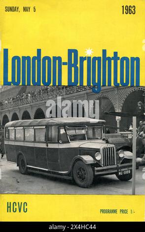 1963 – das Cover eines Souvenir-Programms, das am Sonntag, 5. Mai 1963, als Begleitband des Historic Commercial Vehicle Clubs, London to Brighton Run for Oldtimer veröffentlicht wurde. Das Cover zeigt einen 1931 REO GE-Sicherheitsbus mit Karosserie von Eaton Coachworks (Taylor's of Cringleford), der vor der Madeira Terrace an der Küste von Brighton geparkt ist. Stockfoto