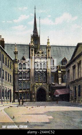 London. c.1905 – eine antike Postkarte mit dem Titel „The Guildhall, London“, die das Gemeindegebäude im Moorgate-Viertel der City of London darstellt. Das heutige Gebäude stammt aus dem 15. Jahrhundert, aber es gibt Hinweise darauf, dass mindestens seit Anfang des 12. Jahrhunderts eine gildenhalle auf dem Gelände existierte. Das Gebäude wird seit mehreren hundert Jahren als Rathaus genutzt und ist bis heute das zeremonielle und administrative Zentrum der City of London und ihrer Corporation. Stockfoto