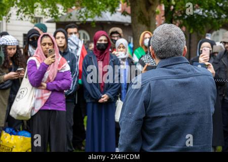 University College London, Donnerstag, 2. Mai 2024. Tag 2 des Studentencampings an der UCL. Im Bild hält Dr. Ghassan Abu Sitta einen Vortrag über seinen jüngsten Besuch in Gaza und die anhaltende Krise, die das Ergebnis des anhaltenden Attentats der Isreali auf die Zivilbevölkerung in Gaza ist. Studenten plädieren für die Veräußerung von Unternehmen, die an Israels andauerndem Krieg gegen das Volk von Gaza beteiligt sind. Die Schüler verlangen 1. Dass das University College London Unternehmen und Rüstungshersteller, die am israelischen Völkermord an Palästinensern beteiligt sind, von den Unternehmen und Waffenherstellern ablöst. 2. Der Uni-College London-Betrüger Stockfoto