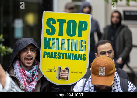 University College London, Donnerstag, 2. Mai 2024. Tag 2 des Studentencampings an der UCL. Studenten plädieren für die Veräußerung von Unternehmen, die an Israels andauerndem Krieg gegen das Volk von Gaza beteiligt sind. Die Schüler verlangen 1. Dass das University College London Unternehmen und Rüstungshersteller, die am israelischen Völkermord an Palästinensern beteiligt sind, von den Unternehmen und Waffenherstellern ablöst. 2. Das University College London verurteilt israelische Kriegsverbrechen in Palästina, einschließlich Handlungen, die gegen das humanitäre Völkerrecht verstoßen. 3. Dass das University College London sich für den Wiederaufbau des zerstörten Bildungssektors im Gazastreifen einsetzt Stockfoto