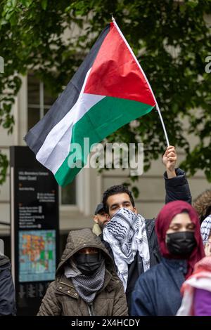 University College London, Donnerstag, 2. Mai 2024. Tag 2 des Studentencampings an der UCL. Studenten plädieren für die Veräußerung von Unternehmen, die an Israels andauerndem Krieg gegen das Volk von Gaza beteiligt sind. Die Schüler verlangen 1. Dass das University College London Unternehmen und Rüstungshersteller, die am israelischen Völkermord an Palästinensern beteiligt sind, von den Unternehmen und Waffenherstellern ablöst. 2. Das University College London verurteilt israelische Kriegsverbrechen in Palästina, einschließlich Handlungen, die gegen das humanitäre Völkerrecht verstoßen. 3. Dass das University College London sich für den Wiederaufbau des zerstörten Bildungssektors im Gazastreifen einsetzt Stockfoto