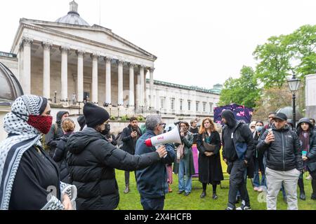 University College London, Donnerstag, 2. Mai 2024. Tag 2 des Studentencampings an der UCL. Im Bild hält Dr. Ghassan Abu Sitta einen Vortrag über seinen jüngsten Besuch in Gaza und die anhaltende Krise, die das Ergebnis des anhaltenden Attentats der Isreali auf die Zivilbevölkerung in Gaza ist. Studenten plädieren für die Veräußerung von Unternehmen, die an Israels andauerndem Krieg gegen das Volk von Gaza beteiligt sind. Die Schüler verlangen 1. Dass das University College London Unternehmen und Rüstungshersteller, die am israelischen Völkermord an Palästinensern beteiligt sind, von den Unternehmen und Waffenherstellern ablöst. 2. Der Uni-College London-Betrüger Stockfoto