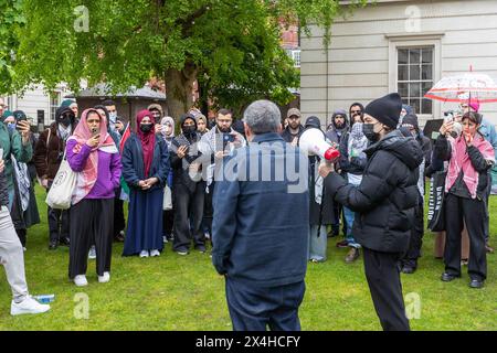 University College London, Donnerstag, 2. Mai 2024. Tag 2 des Studentencampings an der UCL. Studenten plädieren für die Veräußerung von Unternehmen, die an Israels andauerndem Krieg gegen das Volk von Gaza beteiligt sind. Die Schüler verlangen 1. Dass das University College London Unternehmen und Rüstungshersteller, die am israelischen Völkermord an Palästinensern beteiligt sind, von den Unternehmen und Waffenherstellern ablöst. 2. Das University College London verurteilt israelische Kriegsverbrechen in Palästina, einschließlich Handlungen, die gegen das humanitäre Völkerrecht verstoßen. 3. Dass das University College London sich für den Wiederaufbau des zerstörten Bildungssektors im Gazastreifen einsetzt Stockfoto