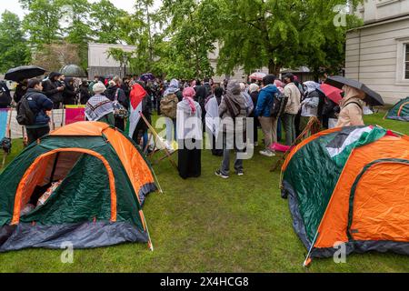 University College London, Donnerstag, 2. Mai 2024. Tag 2 des Studentencampings an der UCL. Im Bild hält Dr. Ghassan Abu Sitta einen Vortrag über seinen jüngsten Besuch in Gaza und die anhaltende Krise, die das Ergebnis des anhaltenden Attentats der Isreali auf die Zivilbevölkerung in Gaza ist. Studenten plädieren für die Veräußerung von Unternehmen, die an Israels andauerndem Krieg gegen das Volk von Gaza beteiligt sind. Die Schüler verlangen 1. Dass das University College London Unternehmen und Rüstungshersteller, die am israelischen Völkermord an Palästinensern beteiligt sind, von den Unternehmen und Waffenherstellern ablöst. 2. Der Uni-College London-Betrüger Stockfoto