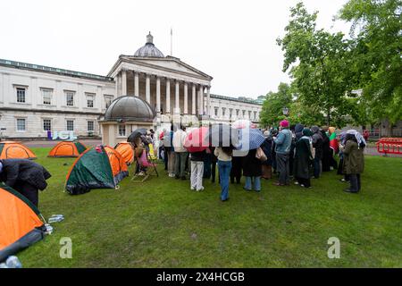 University College London, Donnerstag, 2. Mai 2024. Tag 2 des Studentencampings an der UCL. Im Bild hält Dr. Ghassan Abu Sitta einen Vortrag über seinen jüngsten Besuch in Gaza und die anhaltende Krise, die das Ergebnis des anhaltenden Attentats der Isreali auf die Zivilbevölkerung in Gaza ist. Studenten plädieren für die Veräußerung von Unternehmen, die an Israels andauerndem Krieg gegen das Volk von Gaza beteiligt sind. Die Schüler verlangen 1. Dass das University College London Unternehmen und Rüstungshersteller, die am israelischen Völkermord an Palästinensern beteiligt sind, von den Unternehmen und Waffenherstellern ablöst. 2. Der Uni-College London-Betrüger Stockfoto