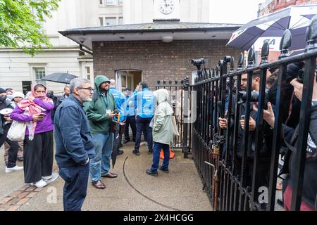 University College London, Donnerstag, 2. Mai 2024. Tag 2 des Studentencampings an der UCL. Dr. Ghassan Abu Sitta beantwortet Fragen aus den Medien am Eingang der UCL. Studenten plädieren für die Veräußerung von Unternehmen, die an Israels andauerndem Krieg gegen das Volk von Gaza beteiligt sind. Die Schüler verlangen 1. Dass das University College London Unternehmen und Rüstungshersteller, die am israelischen Völkermord an Palästinensern beteiligt sind, von den Unternehmen und Waffenherstellern ablöst. 2. Das University College London verurteilt israelische Kriegsverbrechen in Palästina, einschließlich Handlungen, die gegen das humanitäre Völkerrecht verstoßen. 3. Für University Co Stockfoto