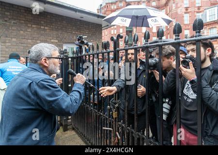 University College London, Donnerstag, 2. Mai 2024. Tag 2 des Studentencampings an der UCL. Dr. Ghassan Abu Sitta beantwortet Fragen aus den Medien am Eingang der UCL. Studenten plädieren für die Veräußerung von Unternehmen, die an Israels andauerndem Krieg gegen das Volk von Gaza beteiligt sind. Die Schüler verlangen 1. Dass das University College London Unternehmen und Rüstungshersteller, die am israelischen Völkermord an Palästinensern beteiligt sind, von den Unternehmen und Waffenherstellern ablöst. 2. Das University College London verurteilt israelische Kriegsverbrechen in Palästina, einschließlich Handlungen, die gegen das humanitäre Völkerrecht verstoßen. 3. Für University Co Stockfoto