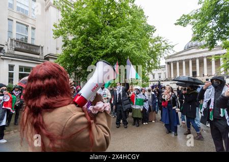 University College London, Donnerstag, 2. Mai 2024. Tag 2 des Studentencampings an der UCL. Studenten plädieren für die Veräußerung von Unternehmen, die an Israels andauerndem Krieg gegen das Volk von Gaza beteiligt sind. Die Schüler verlangen 1. Dass das University College London Unternehmen und Rüstungshersteller, die am israelischen Völkermord an Palästinensern beteiligt sind, von den Unternehmen und Waffenherstellern ablöst. 2. Das University College London verurteilt israelische Kriegsverbrechen in Palästina, einschließlich Handlungen, die gegen das humanitäre Völkerrecht verstoßen. 3. Dass das University College London sich für den Wiederaufbau des zerstörten Bildungssektors im Gazastreifen einsetzt Stockfoto