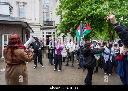 University College London, Donnerstag, 2. Mai 2024. Tag 2 des Studentencampings an der UCL. Studenten plädieren für die Veräußerung von Unternehmen, die an Israels andauerndem Krieg gegen das Volk von Gaza beteiligt sind. Die Schüler verlangen 1. Dass das University College London Unternehmen und Rüstungshersteller, die am israelischen Völkermord an Palästinensern beteiligt sind, von den Unternehmen und Waffenherstellern ablöst. 2. Das University College London verurteilt israelische Kriegsverbrechen in Palästina, einschließlich Handlungen, die gegen das humanitäre Völkerrecht verstoßen. 3. Dass das University College London sich für den Wiederaufbau des zerstörten Bildungssektors im Gazastreifen einsetzt Stockfoto