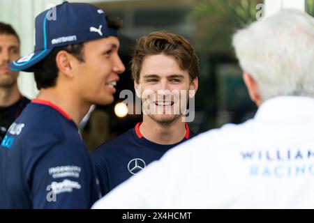 Miami Gardens, Usa. Mai 2024. Der US-amerikanische Formel-1-Pilot Logan Sargeant von Williams Racing wird am 3. Mai 2024 beim Formel-1-Miami-Grand Prix auf dem Miami International Autodrome in Miami Gardens, Florida, im Fahrerlager gesehen. Foto: Greg Nash/UPI Credit: UPI/Alamy Live News Stockfoto