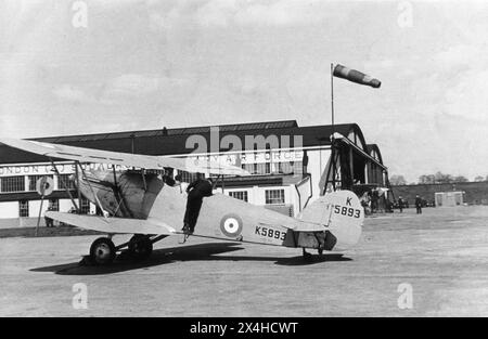 Hendon, London. 1935: Ein Hawker Hart-Trainer-Doppeldecker der 601 (County of London) Squadron, Auxiliary Air Force, parkte vor dem Hangar der Staffel bei der RAF Hendon im Nordwesten Londons. Dieses Flugzeug mit der Zulassungsnummer K5893 wurde von Vickers gebaut und mit einem Rolls Royce Kestrel X-Triebwerk ausgestattet. No. 601 Squadron war eine Reserve-Geschwader der Royal Air Force, die im Oktober 1925 bei der RAF Northolt von einer Gruppe wohlhabender junger aristokratischer Männer gebildet wurde, die auch Amateurflieger waren. Das Geschwader erhielt den Spitznamen „The Millionaires Squadron“. Stockfoto