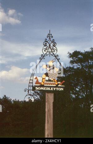 Suffolk. 1987: Ein Foto des Dorfzeichens Somerleyton in Suffolk, England. Das Schild ist mit einem Wikinger und einem Langboot verziert. Somerleyton liegt im Norden der englischen Grafschaft Suffolk. Es liegt 4,5 km nordwestlich von Lowestoft und 5,5 km südwestlich von Great Yarmouth. Stockfoto