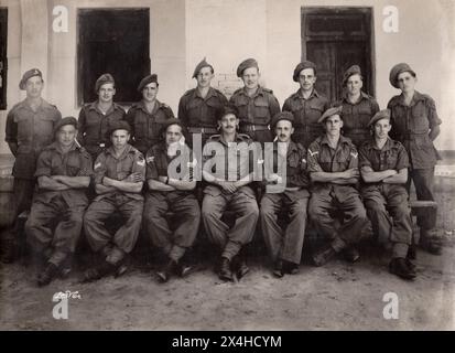 Pakistan. Um 1946 – Ein Gruppenfoto, das Mitglieder eines britischen Feldregiments der Royal Artillery zeigt, das für die 10. Indianerdivision diente. Die Namen der dargestellten sind (Back Row, links nach rechts): Gunners Shepherd; Perry; Alexander; Chatter; Wynd; Hannis; Coles; Ventre. (Vordere Reihe, von links nach rechts): GNR. Sano; BDR Station; L/Sgt. Martin; Lt. W. J. Cook; Bdr. Bellhouse; L/Bdr. Dale; Gnr Whillier. Stockfoto