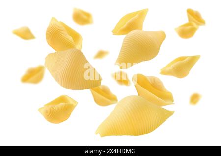 Italienische Pasta, die isoliert auf weißem Hintergrund schweben. Beschneidungspfad, volle Schärfentiefe. Stockfoto