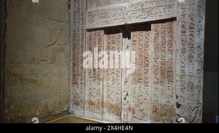 Bietet Nische mit falscher Tür von Sabu IBEBI Hohepriester von Ptah. Er war Berater und Meister der Zeremonien von König Unas. Nationalmuseum von Ägypten. Stockfoto