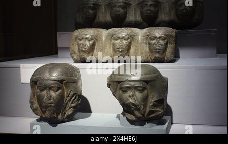 Köpfe von Gefangenen in Stein. Gefunden am Eingang des Königs Djoser die erste Darstellung der menschlichen Emotionen. Nationales Ägyptenmuseum, El Kairo. Stockfoto
