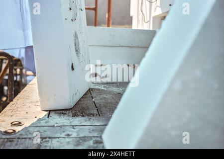 Weiße Polystyrol-Schaumstoffblöcke für Wärmedämmung bereit auf der Baustelle, Nahaufnahme Stockfoto