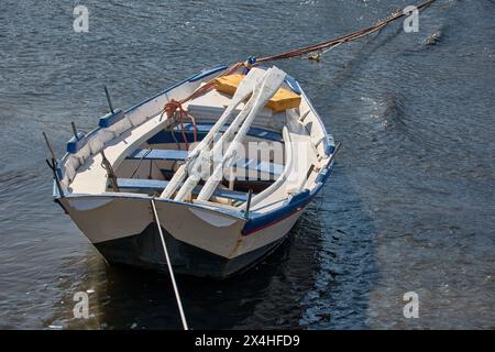 Nahaufnahme eines weißen Ruderbootes mit Rudern in Sabaris Stockfoto