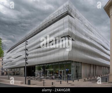 Nîmes, Frankreich - 04 17 2024: Sehen Sie sich die Fassade des Gebäudes des Museums der Romanik an Stockfoto