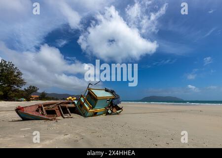 Boote Wrack an einem Strand von Con Dao in Vietnam Stockfoto