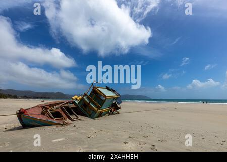 Boote Wrack an einem Strand von Con Dao in Vietnam Stockfoto