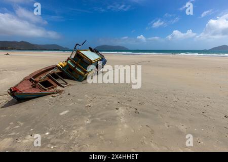 Boote Wrack an einem Strand von Con Dao in Vietnam Stockfoto