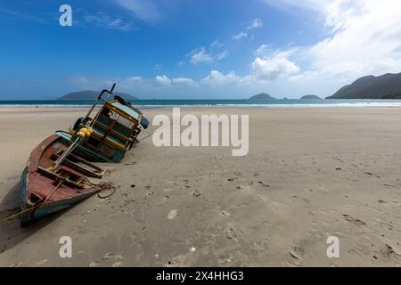 Boote Wrack an einem Strand von Con Dao in Vietnam Stockfoto