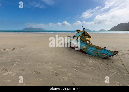 Boote Wrack an einem Strand von Con Dao in Vietnam Stockfoto