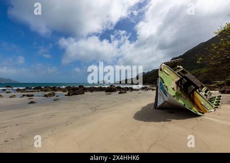 Boote Wrack an einem Strand von Con Dao in Vietnam Stockfoto