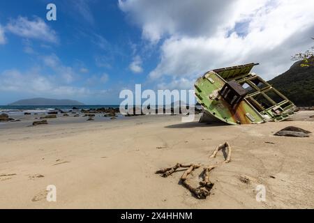 Boote Wrack an einem Strand von Con Dao in Vietnam Stockfoto