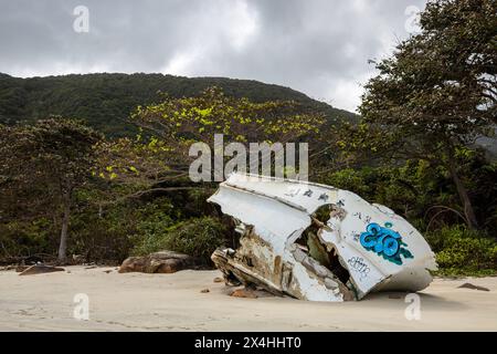 Boote Wrack an einem Strand von Con Dao in Vietnam Stockfoto