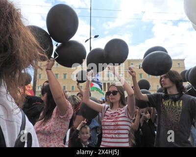 Athen, Griechenland. Mai 2024. (1.5.2024) Demonstration in Athen zum Jahrestag des Mayday, bei der Menschen höhere Leistungen und höhere Leistungen fordern. Die Demonstranten verurteilten auch den Krieg in Gaza. (Foto: George Panagakis/Pacific Press/SIPA USA) Credit: SIPA USA/Alamy Live News Stockfoto