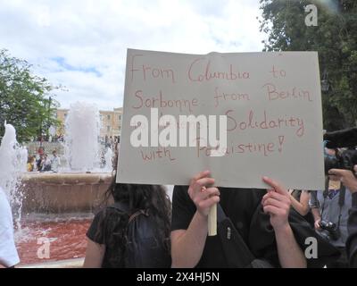 Athen, Griechenland. Mai 2024. (1.5.2024) Demonstration in Athen zum Jahrestag des Mayday, bei der Menschen höhere Leistungen und höhere Leistungen fordern. Die Demonstranten verurteilten auch den Krieg in Gaza. (Foto: George Panagakis/Pacific Press/SIPA USA) Credit: SIPA USA/Alamy Live News Stockfoto