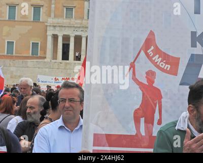 Athen, Griechenland. Mai 2024. (1.5.2024) Demonstration in Athen zum Jahrestag des Mayday, bei der Menschen höhere Leistungen und höhere Leistungen fordern. Die Demonstranten verurteilten auch den Krieg in Gaza. (Foto: George Panagakis/Pacific Press/SIPA USA) Credit: SIPA USA/Alamy Live News Stockfoto